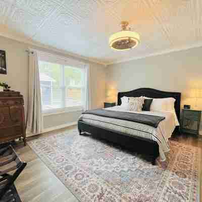 Spacious Vintage Gem - Big Yard - Close to Downtown & Schreiner - Dogs Welcome! Rooms