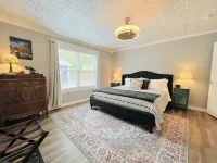 Spacious Vintage Gem - Big Yard - Close to Downtown & Schreiner - Dogs Welcome!