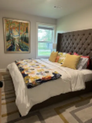 5 minutes to the Momentary & 8th St Market- The Benton #411