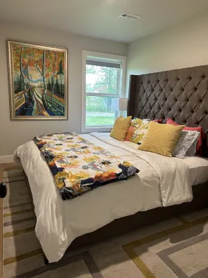 5 minutes to the Momentary & 8th St Market- The Benton #411