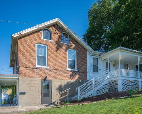 10 Min Walk to Main St., Updated 1840s Historic Home, Stocked Kitchen, W/D, Hotels in West Galena Township