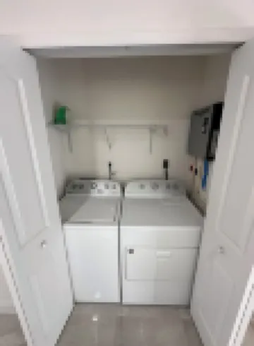 Stylish cozy apt, central location, self check-in, perfect for exploring.