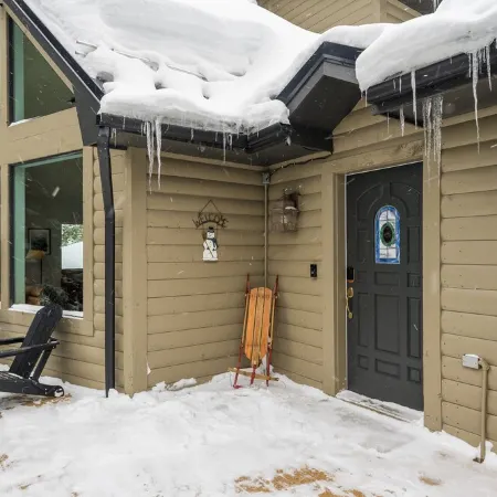 Cozy Breck Chalet - Private Sauna, Hot Tub, Fire Pit + 1.5mi to Breckenridge!!