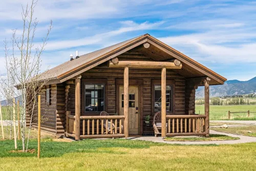 Beautiful Log Cabin in the Heart of Paradise Valley, Montana