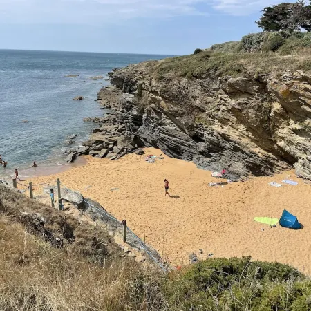 Rare! Seafront vacation home with direct access to sea and beach