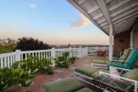 Treetop Lodge - Lose yourself in the views on the westside, close to downtown.