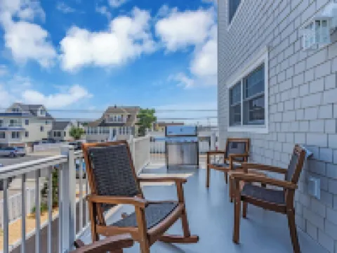 1 block to beach, Beach Equipment, Linens + Towels, 8 beach badges Hotels in Seaside Park