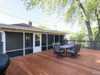 Updated 3 bed + office ranch home close to Downtown Madison Hotels in Monona