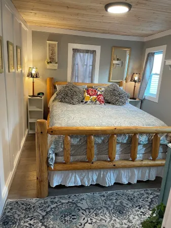 200 Ft. from the Lake! Includes kayak & 4 man Paddle Boat-Long term avail.