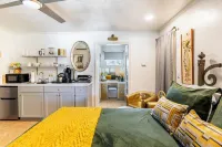 Palm Desert: Pool, BBQ, Garden, Firepit-Tranquil Old Hollywood Charm Hotels near Zales