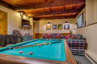 Expansive lodge| 9 Br | Indoor Pool | Sauna | Game Room | 3 Bath
