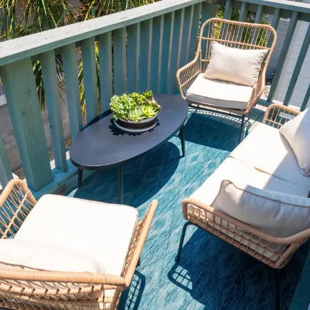 Location! Location! Location! BEACH, Shopping, Park, All 3 min walk! Super Clean