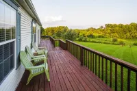 Big Sky Cabin! Hot Tub! on the Wine Trail! Fire Pit! Pool Table! Large Deck!