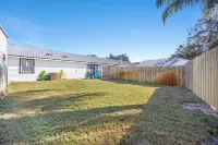 2BR Retreat close to beach with private backyard