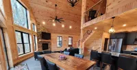 A fairytale like Cottage tucked in the woods: hot tub/wi-fi/game room/firepit!