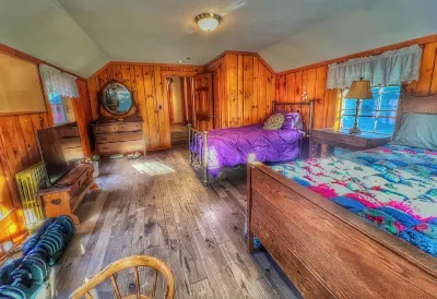 Historic 4 Bedroom Luxury Cabin with Private Waterfall & Lake Access Hotel in zona Gay City State Park
