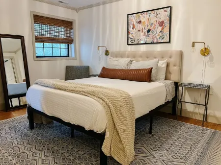 OPEN for VT Football 2025!  Steps to Lane Cozy 2 bed Blacksburg Apartment Отели рядом с достопримечательностью «Политехнический университет Виргинии»