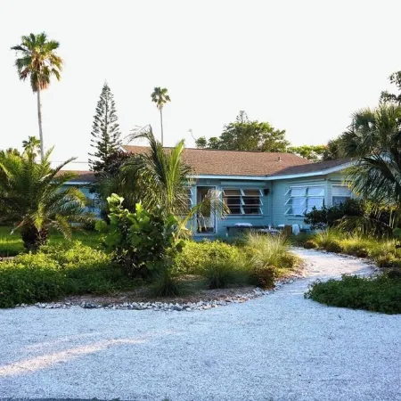 Stylish, and Relaxing in a Charming Neighbourhood with a Secluded Local Beach.