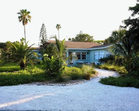 Stylish, and Relaxing in a Charming Neighbourhood with a Secluded Local Beach. Hotels in Indialantic