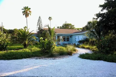 Stylish, and Relaxing in a Charming Neighbourhood with a Secluded Local Beach. Hôtels à proximité de : James H. Nance Park