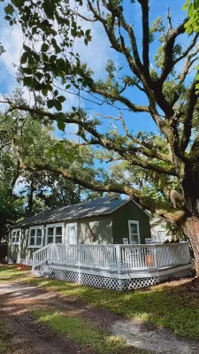 The Den w/ Pool Table & Outdoor Bar - 10 min walk to beach! Hotel in zona Busted Wrench Garage Museum