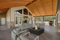 Canyon-View Retreat Minutes from Zion with Hot Tub, Game Room & Chef’s Kitchen