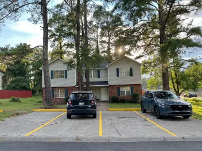 Lovely 2 bedroom apartment minutes from Ft. Jackson and VA Hospital Hotels near U.S. Army Basic Combat Training Museum