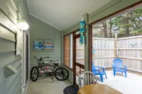 Sleeps 5! 2 Br, 2.5BA Townhome-Walk to Beach & Dining – Your Escape Awaits!