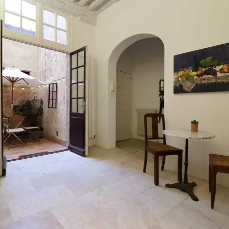 Magnificent apartment on Place aux Herbes- 16th century building