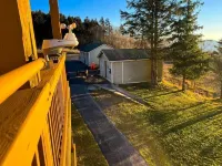 Modern Snowshoe Retreat - 3Br/2BA - Walk to Slopes + Mountain Views