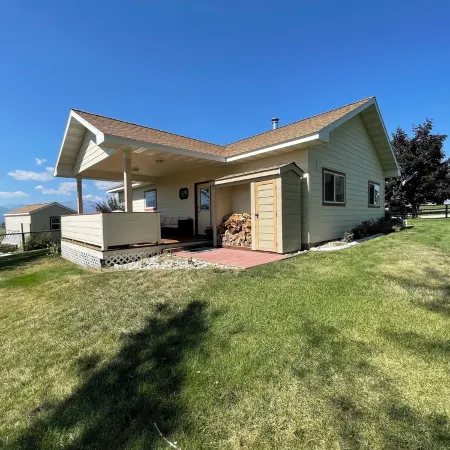 The Guesthouse - on 3.5 acres in Corvallis, MT