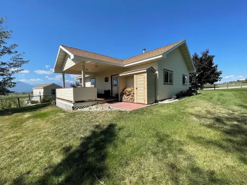 The Guesthouse - on 3.5 acres in Corvallis, MT