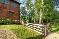 Cabin getaway in downtown!