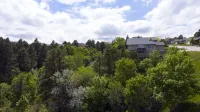 Immaculate modern home with stunning views nestled into a beautiful valley. - Jacuzzi