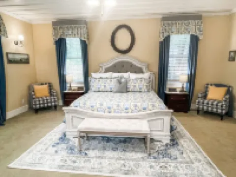 Massive Room - King Bed-Fireplace-10' Ceilings-50" Widescreen TV Hotels in Jefferson