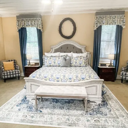 Massive Room - King Bed-Fireplace-10' Ceilings-50" Widescreen TV