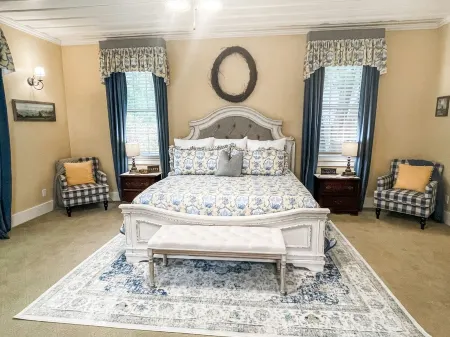 Massive Room - King Bed-Fireplace-10' Ceilings-50" Widescreen TV