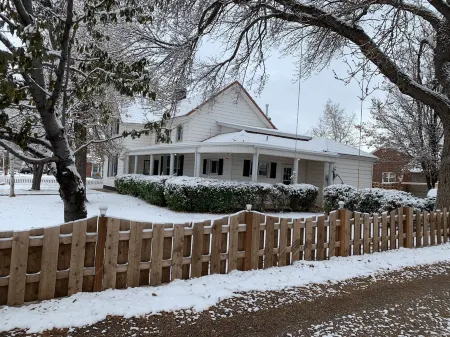 Historic and updated home from the 1800's Отели в г. Ричфилд