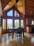 Large garage for bikes. Beautiful log home.  On golf course. 데빌스 타워 국가기념물 주변 호텔