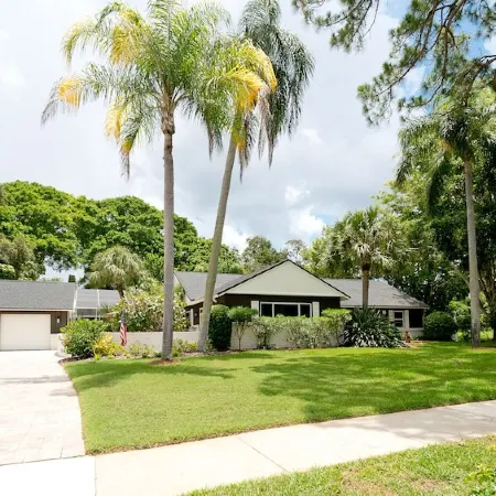 Heated Pool + Game Room + Sleeps 12 +12 Min Beach