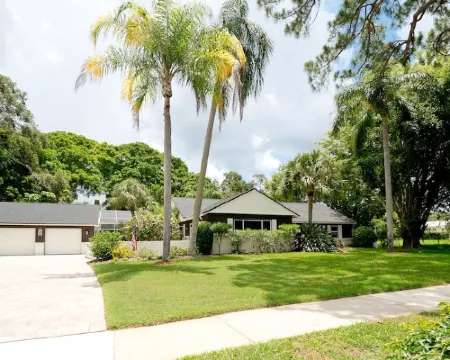 Heated Pool + Game Room + Sleeps 12 +12 Min Beach Hoteles en Whitfield