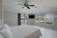 Waterfront, fish from dock, 4 min to beach, Private Pool, Dock and beach