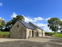 Gloriously rural, Ty Ni is a fantastic new barn conversion in Pembrokeshire Hotel dekat The Georges Restaurant & Cafe Bar