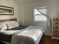Indian Lake Treehouse Waterfront Cottage Hotels in Stokes Township