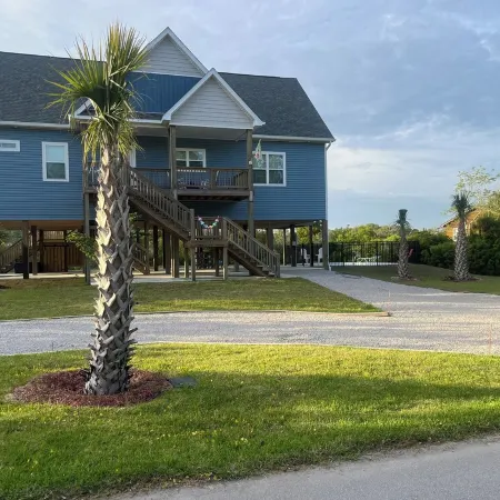 Emerald Isle,  Family vacation home, walk to beach and sound with in ground pool