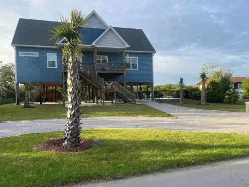 Emerald Isle,  Family vacation home, walk to beach and sound with in ground pool