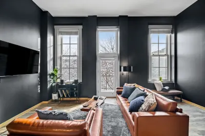 Huge King Bed Loft Downtown - Balcony - Grocery - Brewery - Court Ave Nightlife Hotels in 