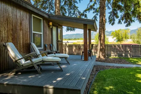 Whitefish Downtown Cottage on the River Trail with views of Big Mountain