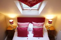 Laura's Loft - Private, romantic self-catering apartment with views for couples