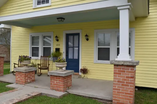 "Henrietta's Magnolia" Located 2 1/2 blocks from historic downtown Breaux Bridge Hotels in Breaux Bridge